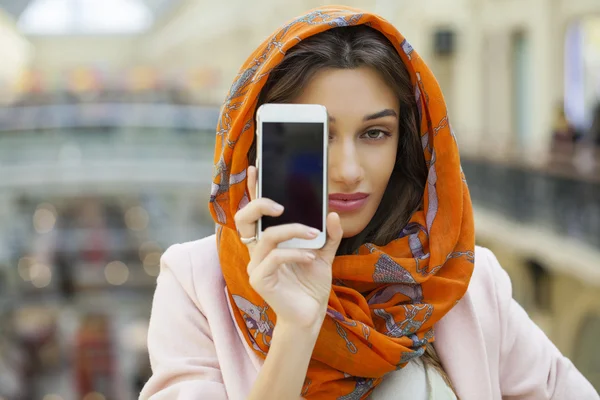 Zblízka portrét muslimské mladé ženy nosí šátku — Stock fotografie
