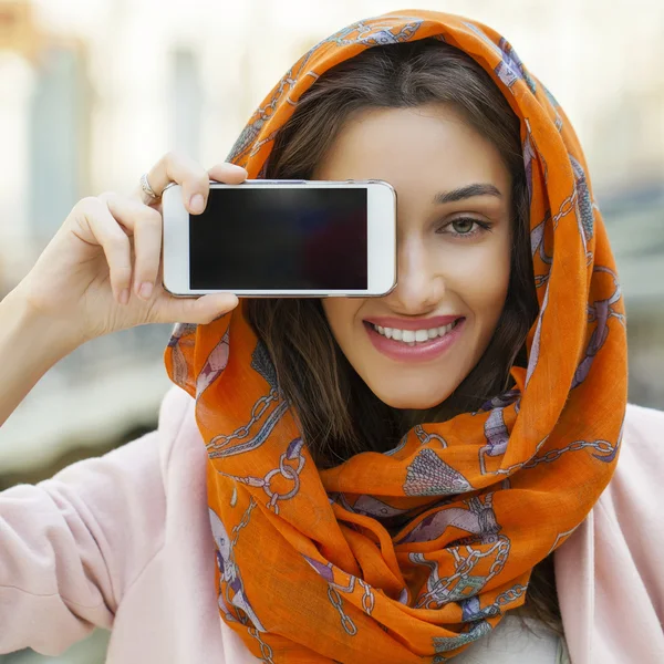 Tutup potret seorang wanita muda muslim mengenakan syal kepala — Stok Foto
