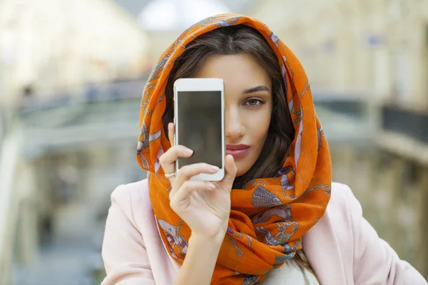 Retrato de cerca de una joven musulmana con un pañuelo en la cabeza —  Fotos de Stock