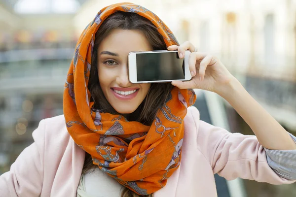 Közelről egy muzulmán fiatal nő visel a fejkendő portréja — Stock Fotó