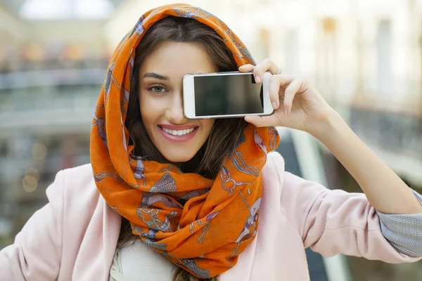 Portret van een jonge moslimvrouw dragen van een hoofddoek close-up — Stockfoto