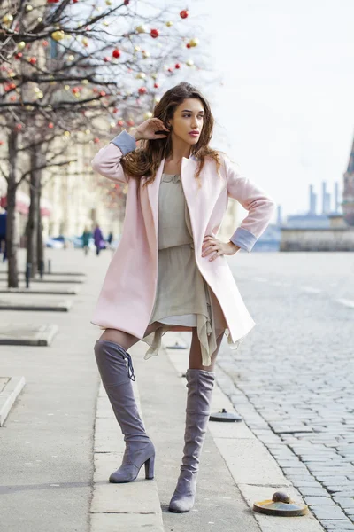 Pembe ceket genç kadın, Moskova Kızıl Meydan yürür