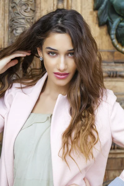 Mooie jonge vrouw in roze jas — Stockfoto