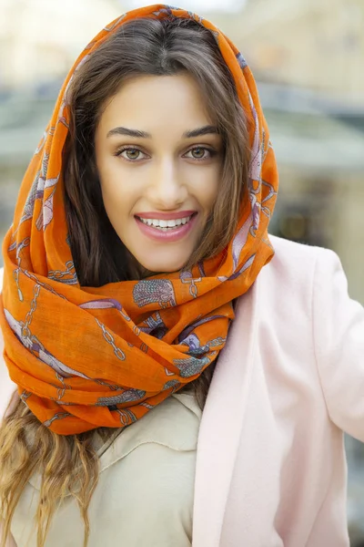 Close up portrait of a muslim young woman wearing a head scarf — Stock Photo, Image