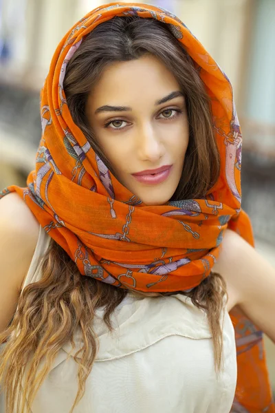 Ritratto ravvicinato di una giovane donna musulmana con un foulard in testa — Foto Stock