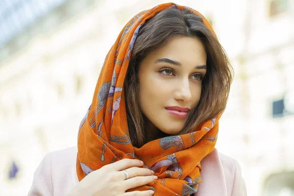 Close up portrait of a muslim young woman wearing a head scarf — Stock Photo, Image