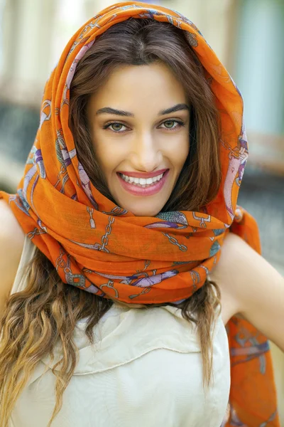 Portret van een jonge moslimvrouw dragen van een hoofddoek close-up — Stockfoto