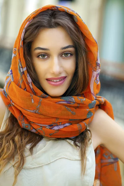 Närbild porträtt av en muslimsk ung kvinna som bär en sjalett — Stockfoto