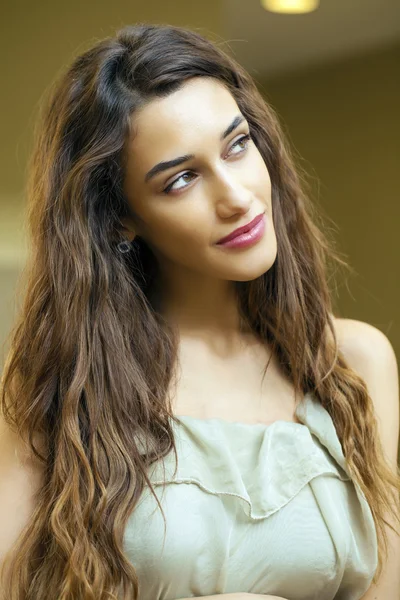 Retrato close-up de jovem bela mulher morena em dre bege — Fotografia de Stock