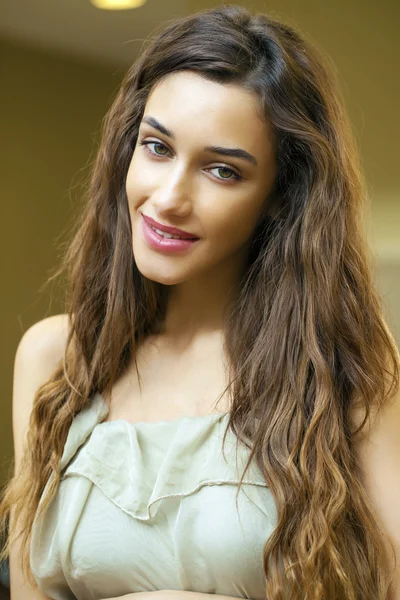 Retrato close-up de jovem bela mulher morena em dre bege — Fotografia de Stock