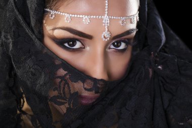 Orta Doğu Niqab peçe izole siyah b güzel kadın