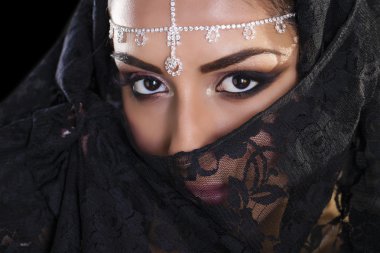 Orta Doğu Niqab peçe izole siyah b güzel kadın