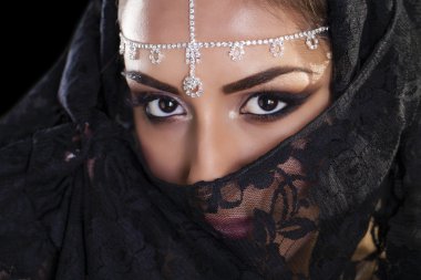 Orta Doğu Niqab peçe izole siyah b güzel kadın