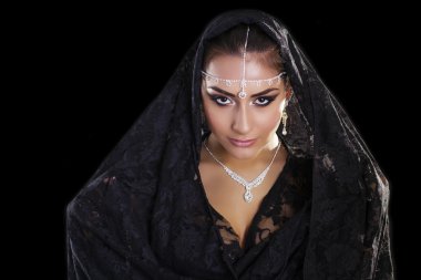 Siyah paran Arap makyaj ile güzel bir kadın portresi