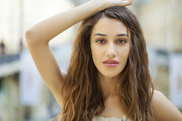 Retrato close-up de jovem bela mulher morena em dre bege — Fotografia de Stock