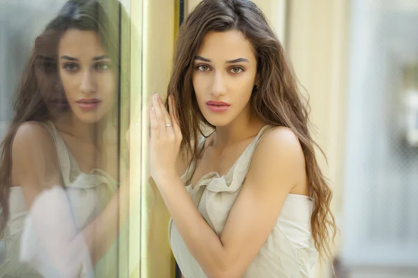 Portrait of a beautiful brunette. Reflection in the mirror — Stock Photo, Image
