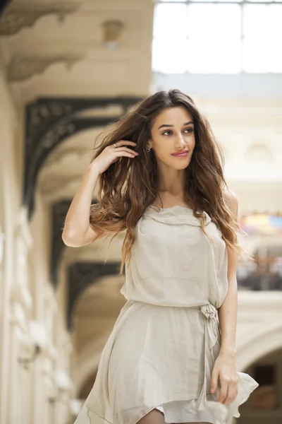 Retrato de cerca de la joven hermosa mujer morena en color beige dre — Foto de Stock