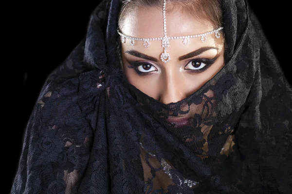 Mujer hermosa en el medio oriente Niqab velo en aislado negro b — Foto de Stock