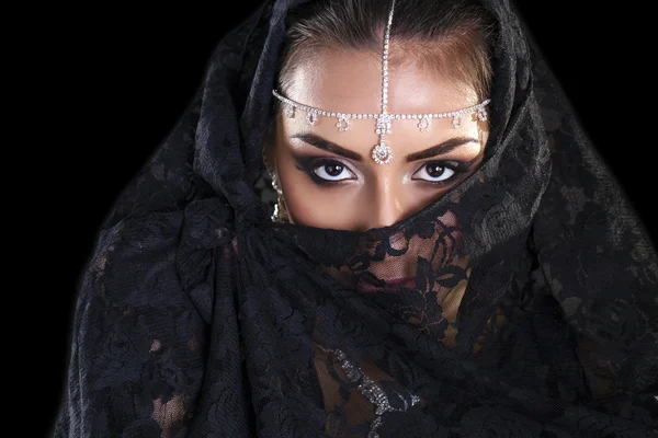 美丽的女人，在孤立的黑色 b 中东面纱面纱 — 图库照片