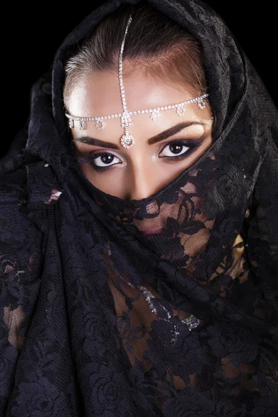 Женщина в ближневосточном хиджабе на черном ботинке — стоковое фото