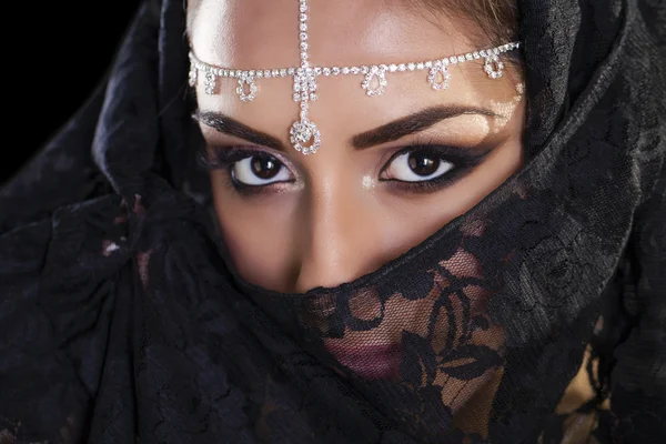 Orta Doğu Niqab peçe izole siyah b güzel kadın