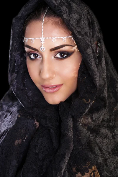 Piękna kobieta w nikab Bliskiego Wschodu welon na na białym tle b czarny — Zdjęcie stockowe
