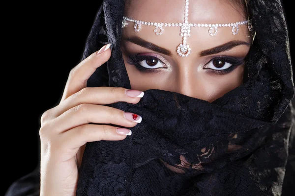 Orta Doğu Niqab peçe izole siyah b güzel kadın