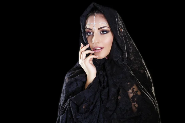 Vacker kvinna i Mellanöstern Niqab slöja på isolerade svarta b — Stockfoto