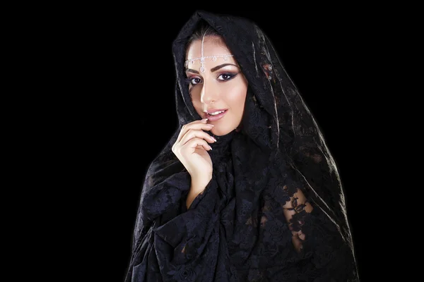 Mooie vrouw in het Midden-Oosten Niqab sluier op geïsoleerde zwarte b — Stockfoto