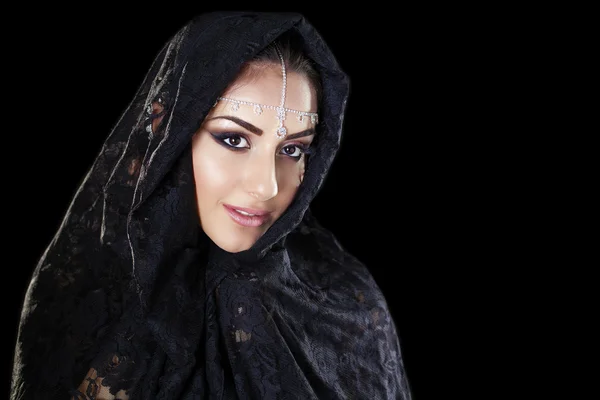 Belle Femme au Moyen-Orient Niqab voile sur isolé noir b — Photo