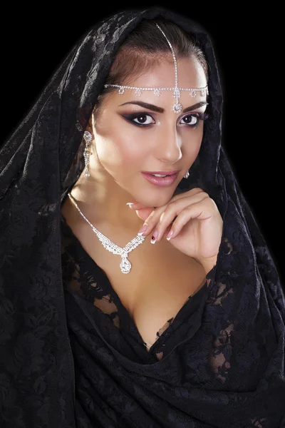 Retrato de uma mulher bonita com maquiagem árabe em paran preto — Fotografia de Stock
