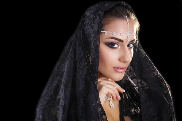 Портрет красивой женщины с арабским макияжем в черном паране — стоковое фото