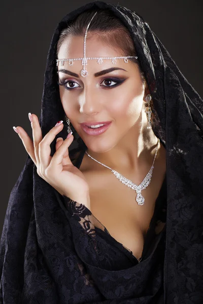 Porträt einer schönen Frau mit arabischem Make-up in schwarzem Paran — Stockfoto