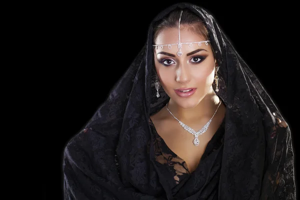 Retrato de una hermosa mujer con maquillaje árabe en paran negro —  Fotos de Stock