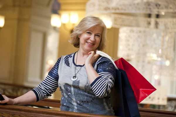 성숙한 행복 한 여자 쇼핑 가방 — 스톡 사진