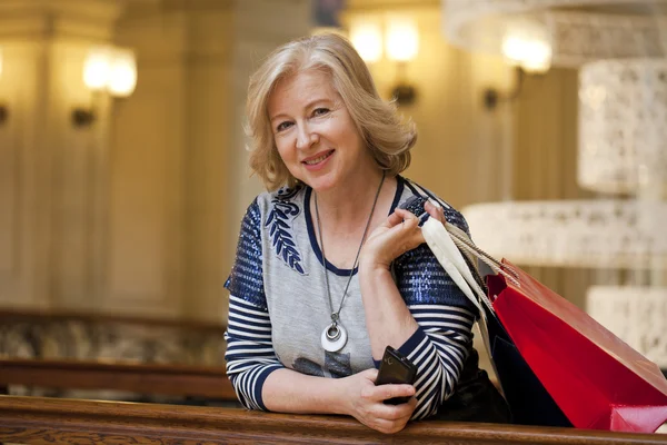 Mature femme heureuse avec des sacs à provisions — Photo