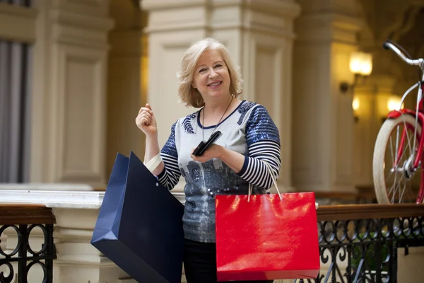 Érett boldog nő a bevásárló szatyrok — Stock Fotó