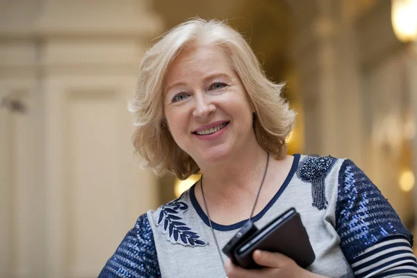 Gros plan portrait facial d'une belle femme âgée — Photo