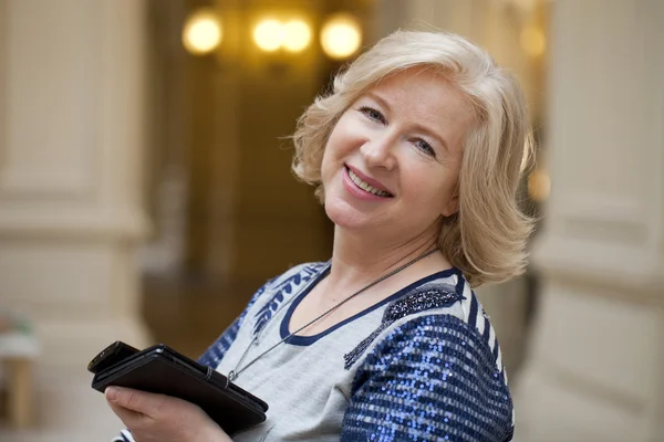 Close-up van gezicht portret van een mooie senior vrouw — Stockfoto