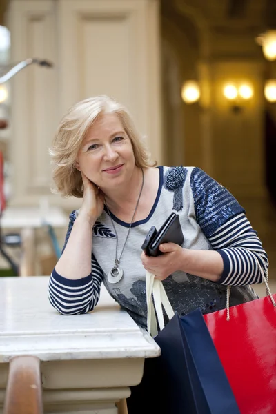 성숙한 행복 한 여자 쇼핑 가방 — 스톡 사진