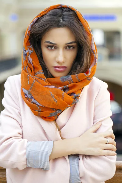 Portret van een jonge moslimvrouw dragen van een hoofddoek close-up — Stockfoto