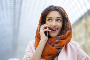 Bir başörtüsü giyen bir Müslüman genç kadın portresi kapatın