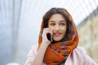 Bir başörtüsü giyen bir Müslüman genç kadın portresi kapatın