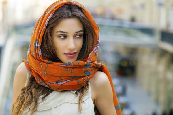 Portret van een jonge moslimvrouw dragen van een hoofddoek close-up — Stockfoto