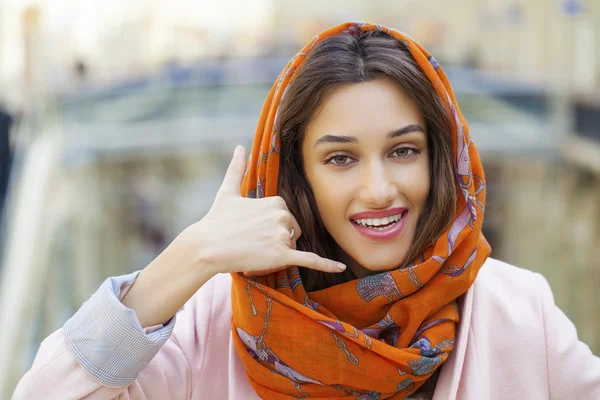 Jonge vrouw bellen me gebaar — Stockfoto