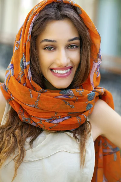 Retrato de cerca de una joven musulmana con un pañuelo en la cabeza —  Fotos de Stock