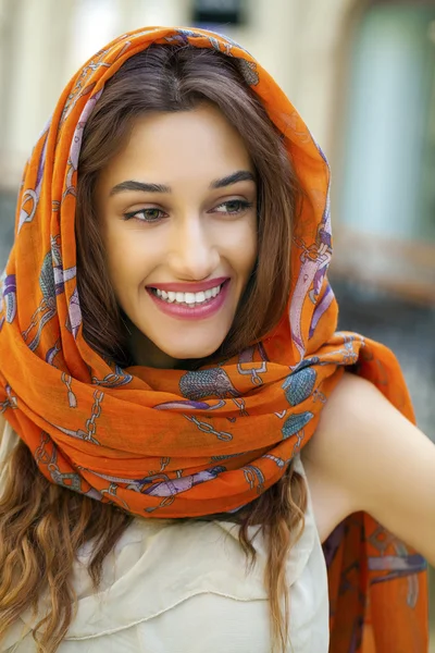 Portret van een jonge moslimvrouw dragen van een hoofddoek close-up — Stockfoto