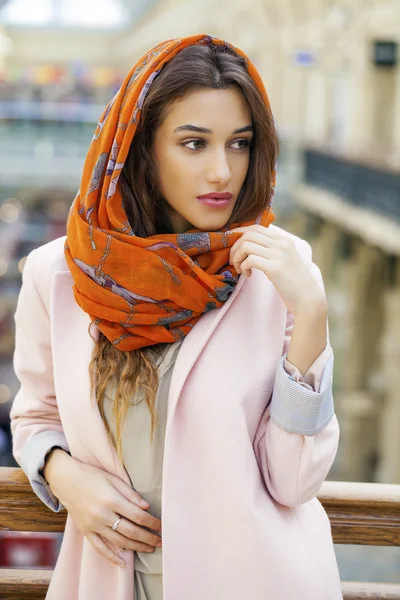 Close up portrait of a muslim young woman wearing a head scarf — Stock Photo, Image