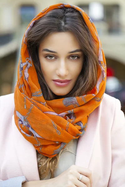 ヘッド スカーフを身に着けているイスラム教徒の若い女性の肖像画を間近します。 — ストック写真