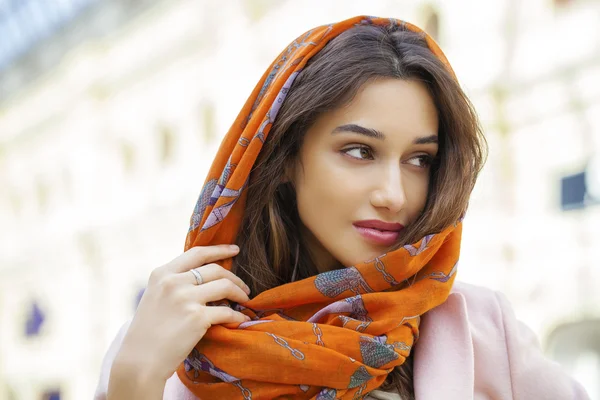 ヘッド スカーフを身に着けているイスラム教徒の若い女性の肖像画を間近します。 — ストック写真